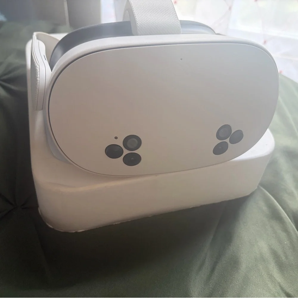 Quest 2 White VR Headset with Controllers